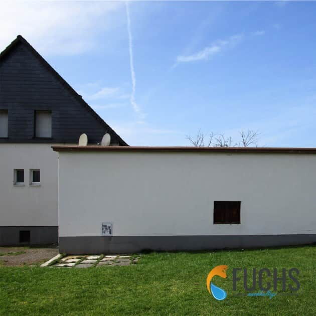 Nach der Fassadenreinigung durch unseren Malerbetrieb in Kleve erstrahlt die Fassade in Weiß.